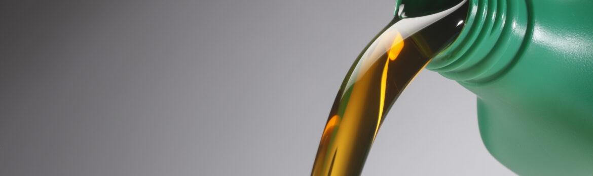 butelka z olejem sillnikowym 1170x349 1 - Jakie dodatki uszlachetniające wykorzystuje się w olejach silnikowych?